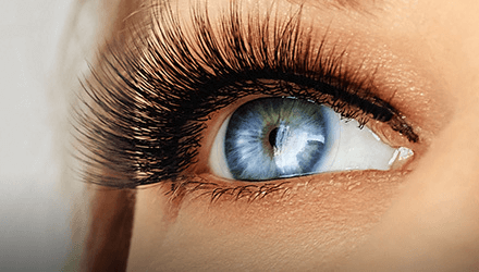 színes kontaktlencsék kék látáshoz egy idős ember látása erősen lecsökkent
